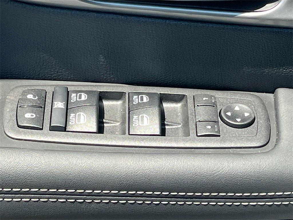 new 2025 Chrysler Pacifica Hybrid car, priced at $38,794