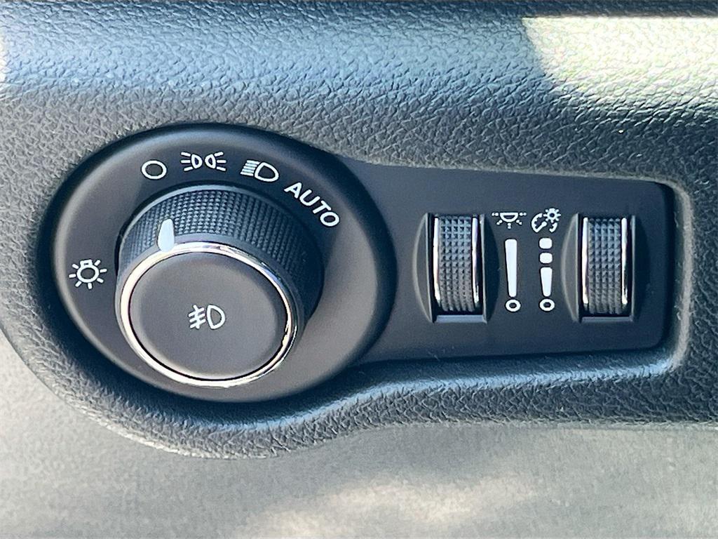 new 2025 Chrysler Pacifica Hybrid car, priced at $38,794