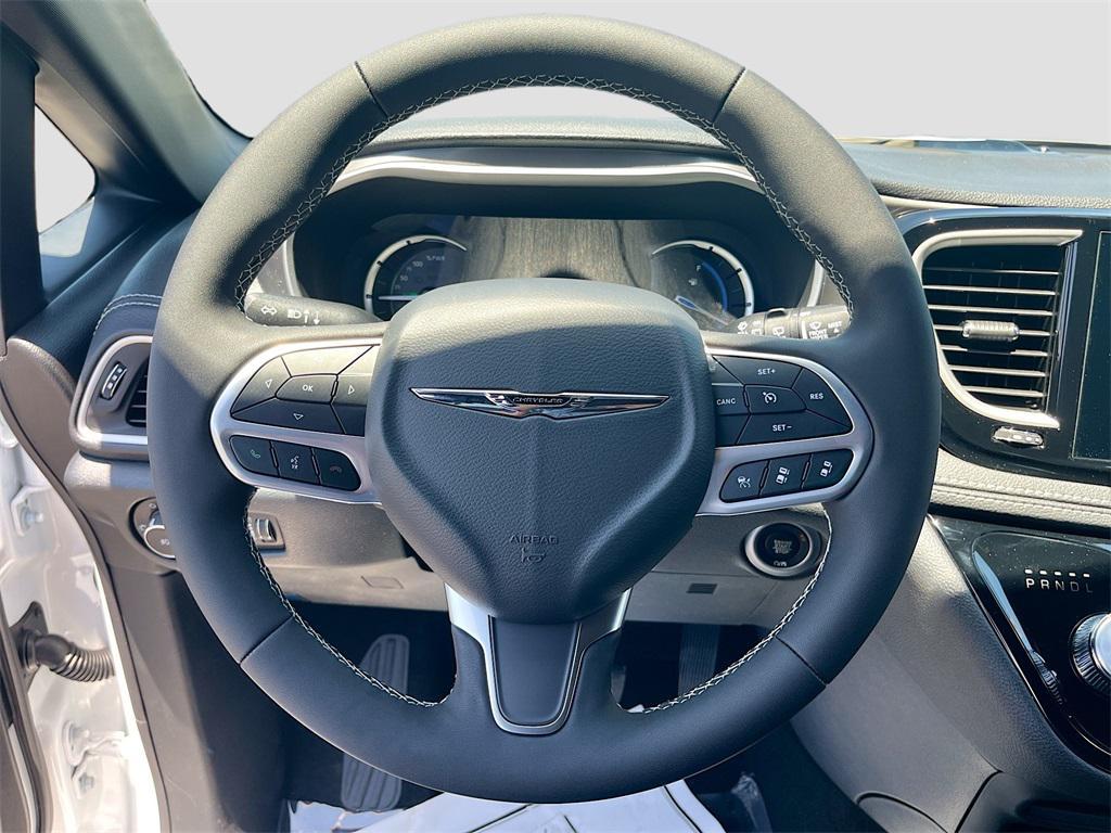 new 2025 Chrysler Pacifica Hybrid car, priced at $38,794