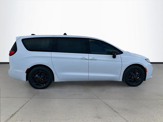 new 2024 Chrysler Pacifica Hybrid car, priced at $39,843