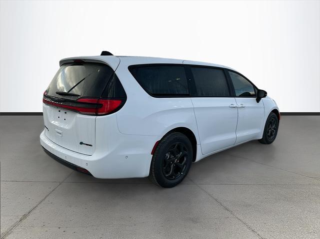 new 2024 Chrysler Pacifica Hybrid car, priced at $41,761