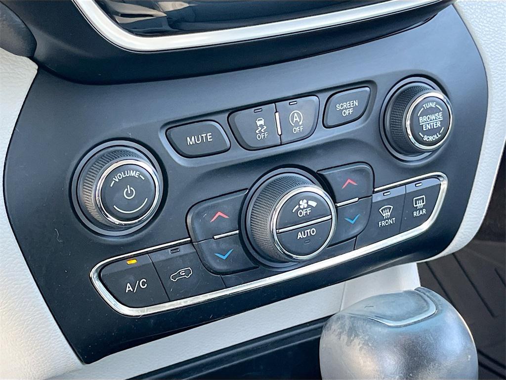 used 2020 Jeep Cherokee car, priced at $13,533