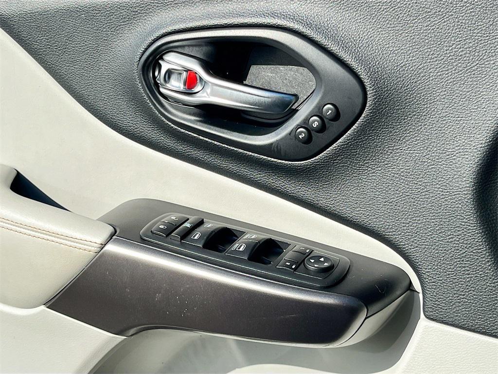 used 2020 Jeep Cherokee car, priced at $13,533