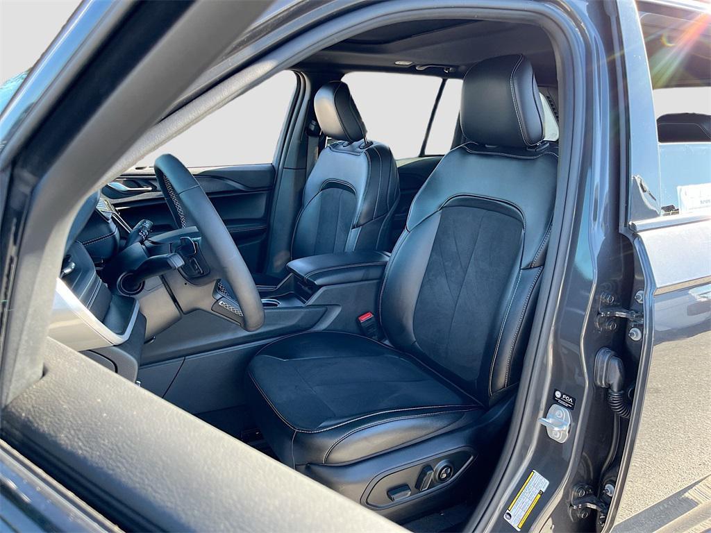 used 2025 Jeep Grand Cherokee car, priced at $35,991