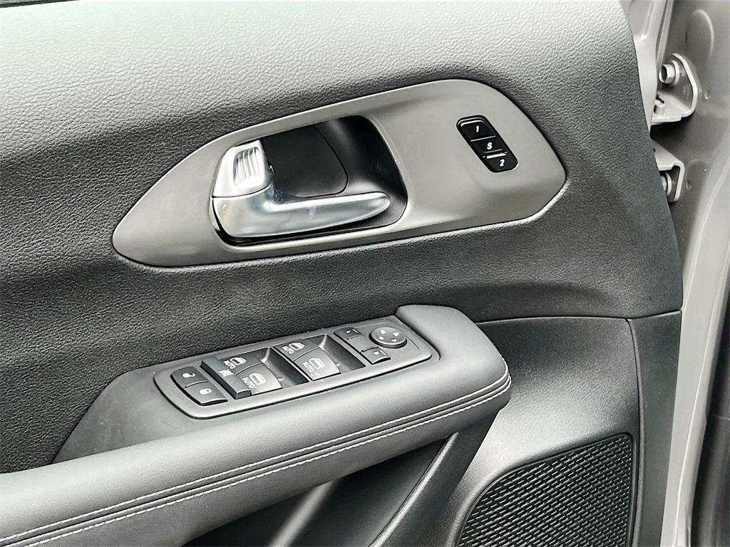 new 2025 Chrysler Pacifica Hybrid car, priced at $41,624