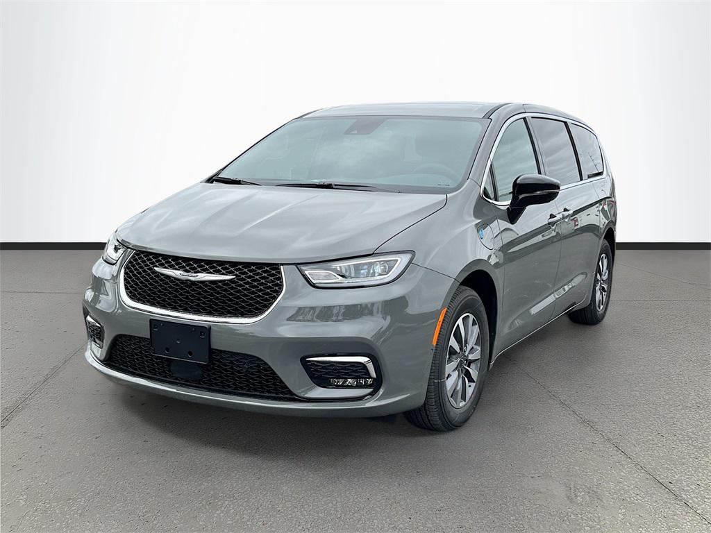new 2025 Chrysler Pacifica Hybrid car, priced at $41,624