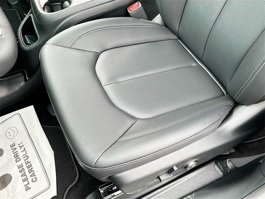 new 2025 Chrysler Pacifica Hybrid car, priced at $41,624