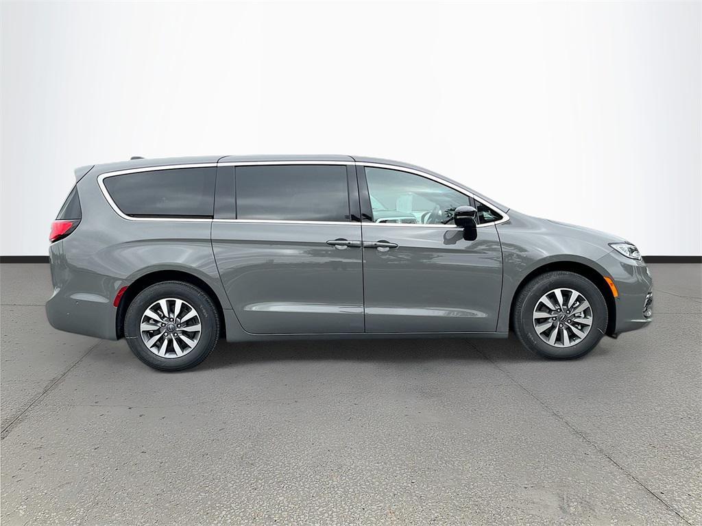 new 2025 Chrysler Pacifica Hybrid car, priced at $41,624