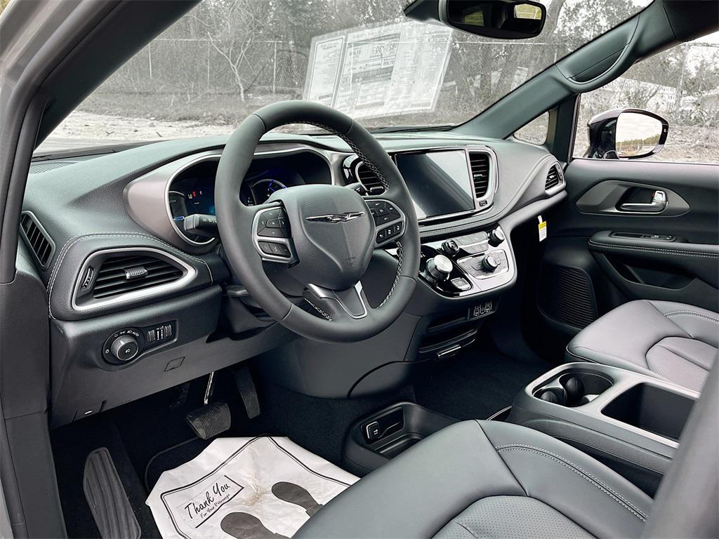 new 2025 Chrysler Pacifica Hybrid car, priced at $41,624