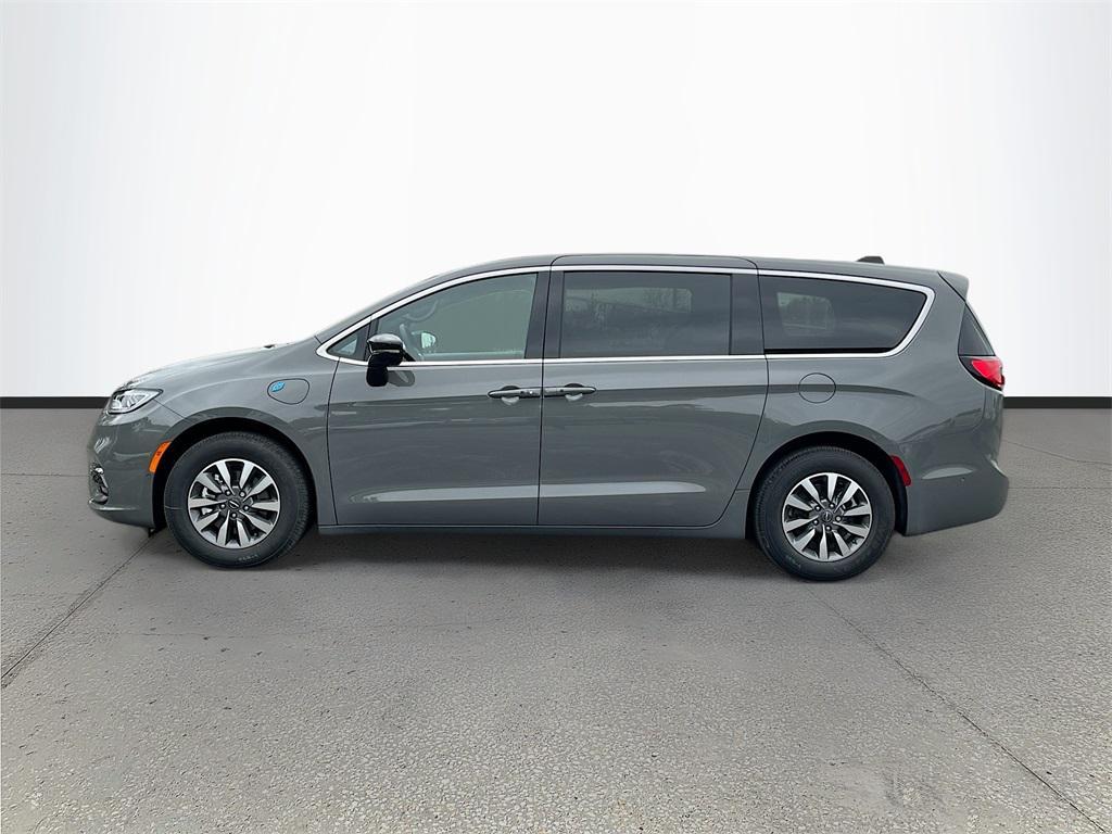 new 2025 Chrysler Pacifica Hybrid car, priced at $41,624
