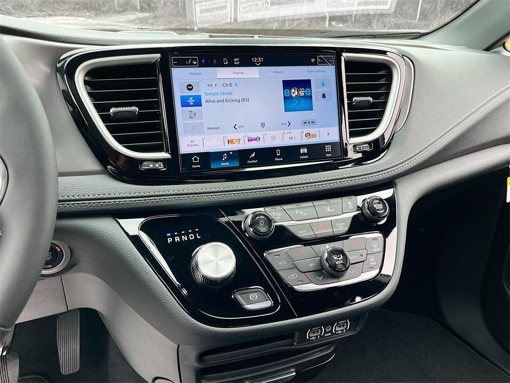 new 2025 Chrysler Pacifica Hybrid car, priced at $41,624