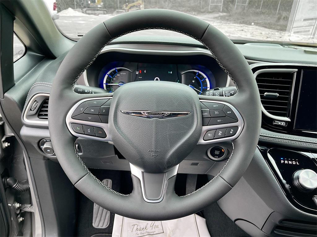 new 2025 Chrysler Pacifica Hybrid car, priced at $41,624