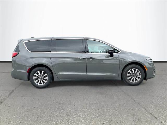 new 2025 Chrysler Pacifica Hybrid car, priced at $45,073