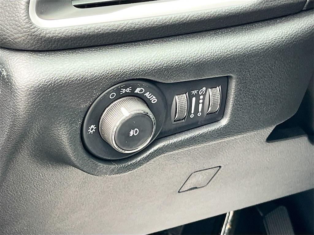 new 2025 Chrysler Pacifica Hybrid car, priced at $41,624