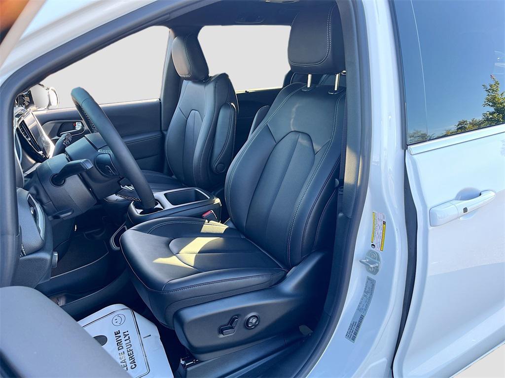 new 2025 Chrysler Pacifica car, priced at $40,146