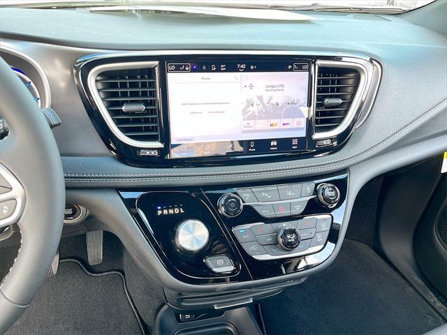 new 2025 Chrysler Pacifica Hybrid car, priced at $45,073