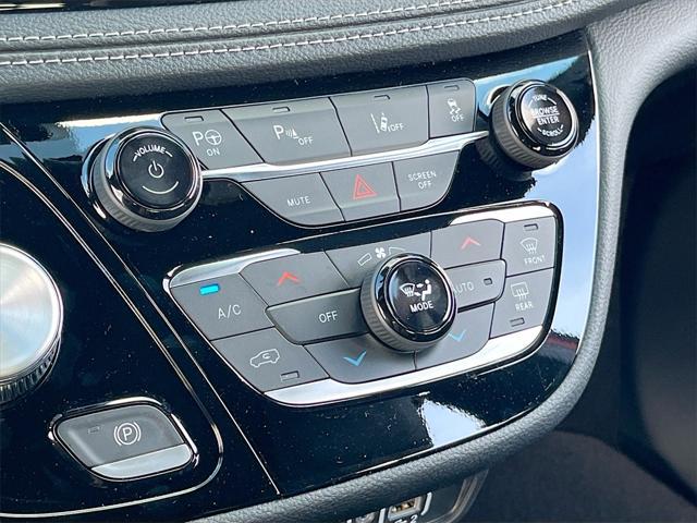 new 2025 Chrysler Pacifica Hybrid car, priced at $45,073