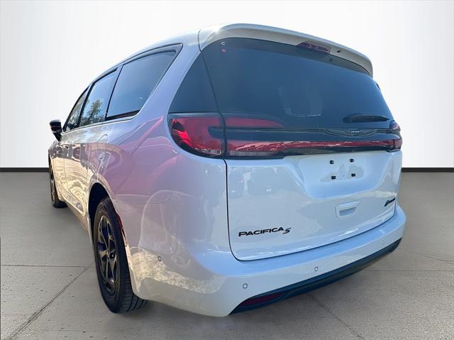 new 2024 Chrysler Pacifica Hybrid car, priced at $45,517