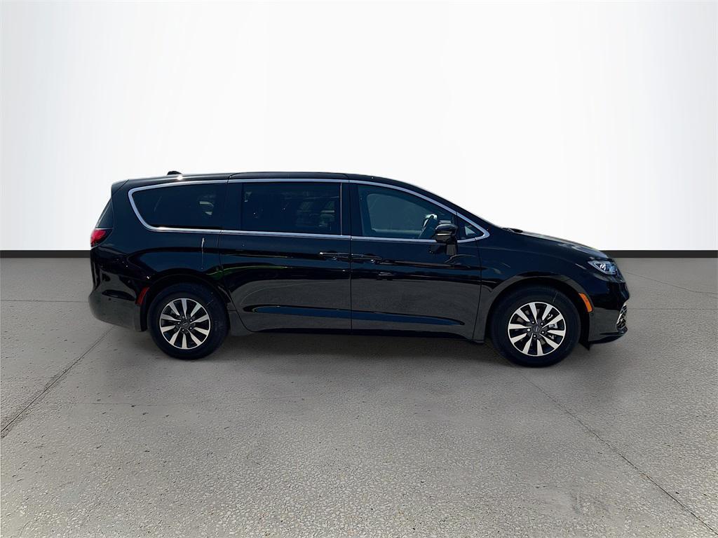 new 2025 Chrysler Pacifica Hybrid car, priced at $38,794