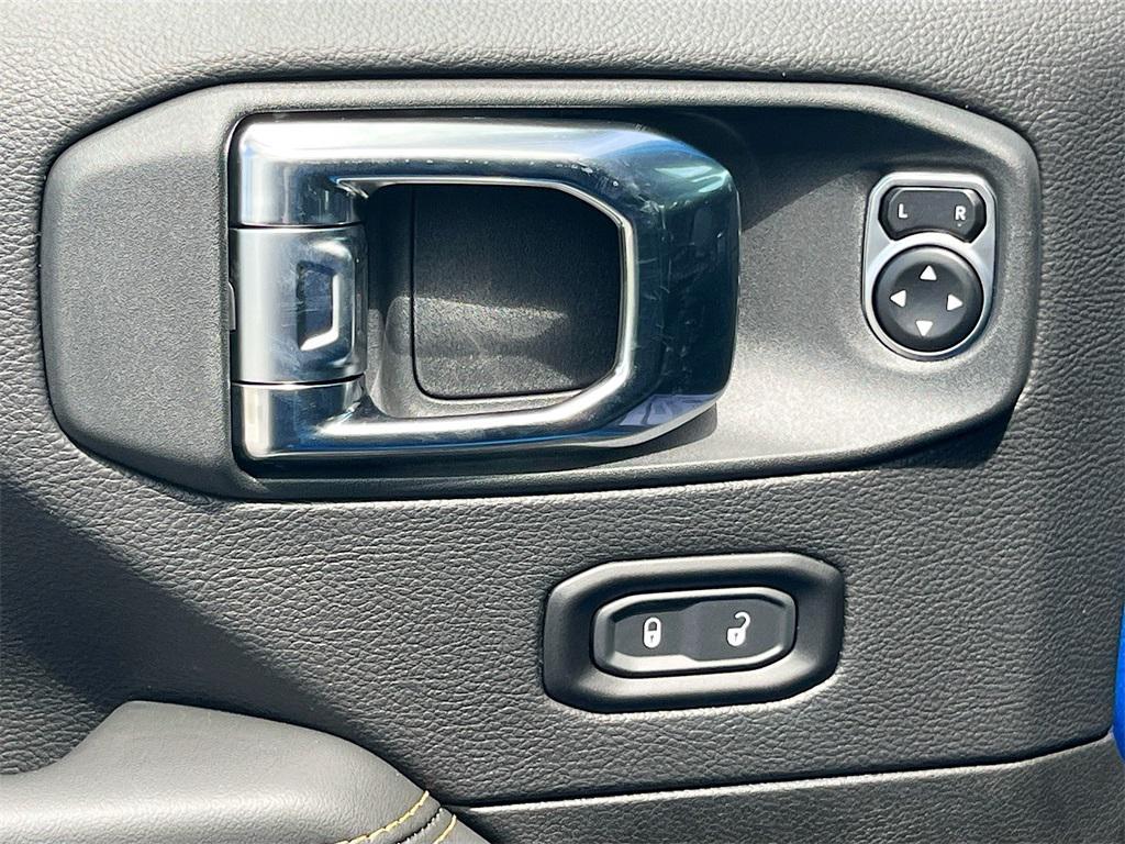 new 2025 Jeep Wrangler car, priced at $47,584