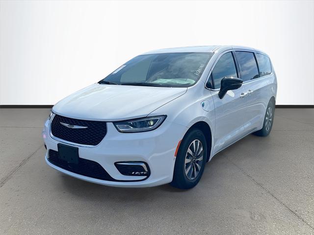 new 2025 Chrysler Pacifica Hybrid car, priced at $40,127