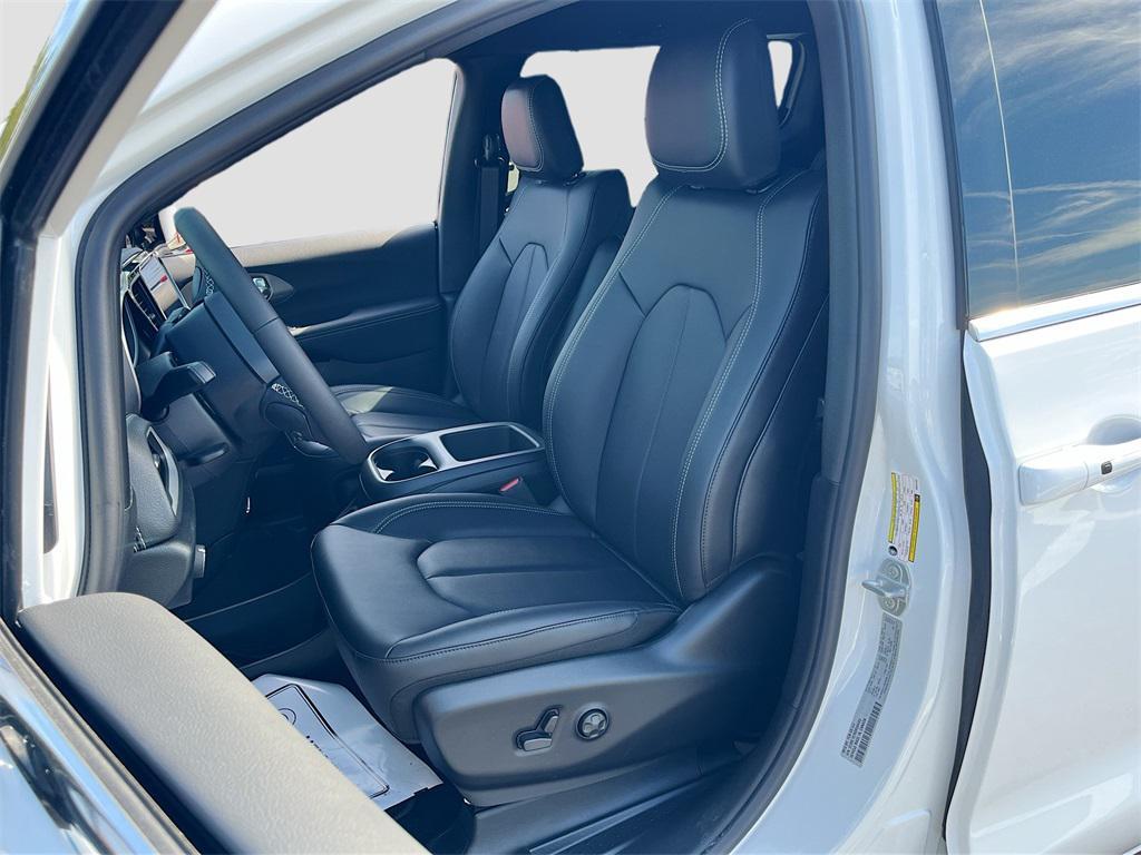 new 2025 Chrysler Pacifica Hybrid car, priced at $38,500