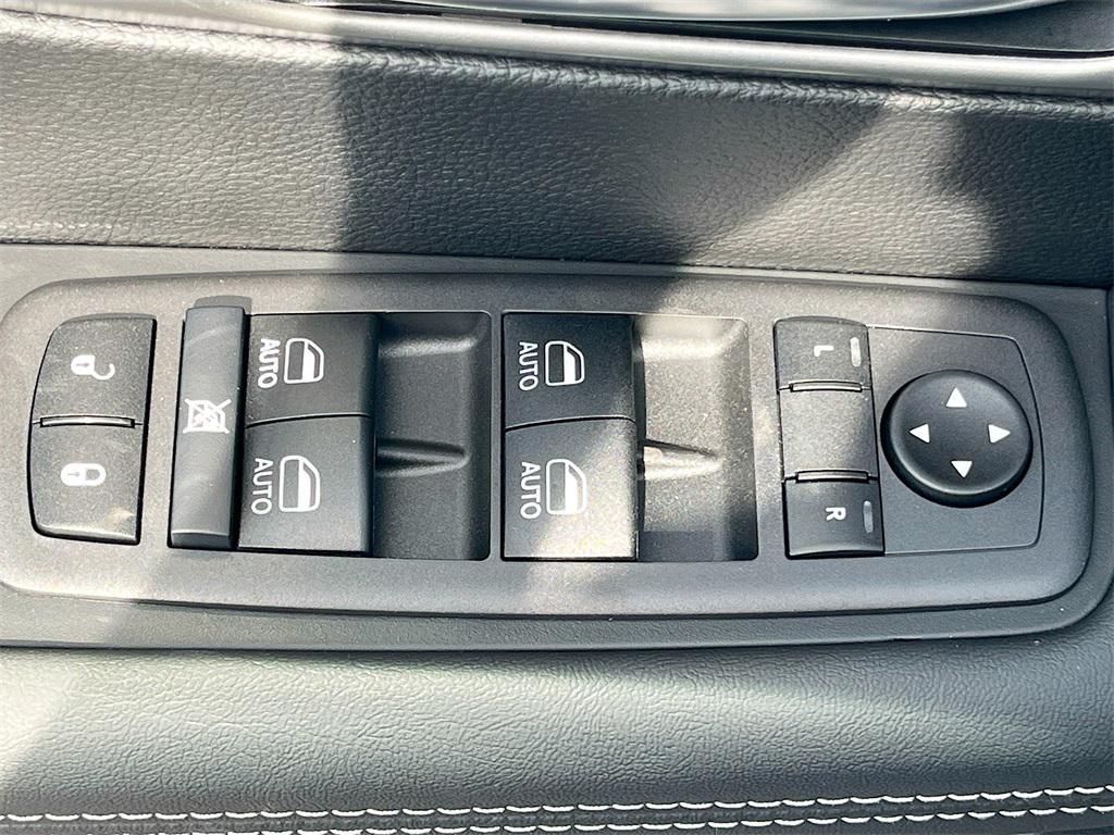 new 2025 Chrysler Pacifica Hybrid car, priced at $38,500
