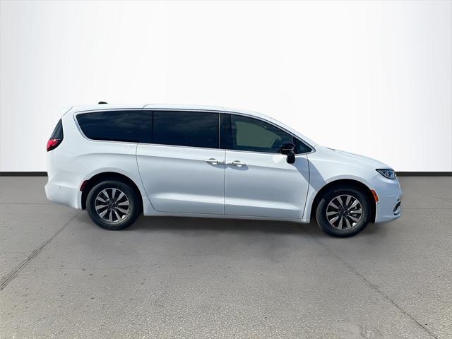 new 2025 Chrysler Pacifica Hybrid car, priced at $40,329