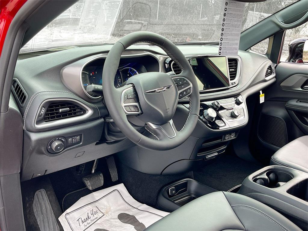 new 2025 Chrysler Pacifica Hybrid car, priced at $41,624