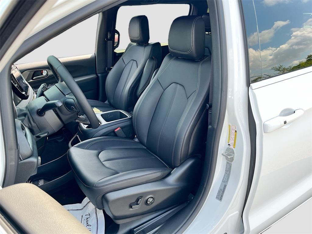 new 2025 Chrysler Pacifica car, priced at $37,067