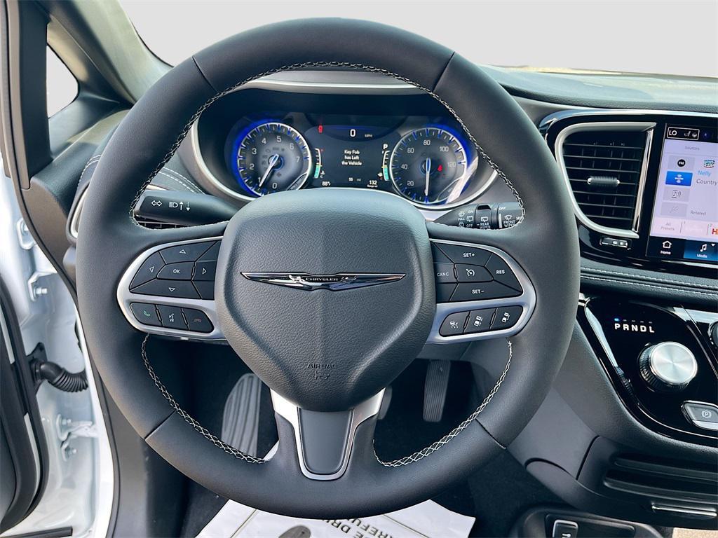 new 2025 Chrysler Pacifica car, priced at $37,067