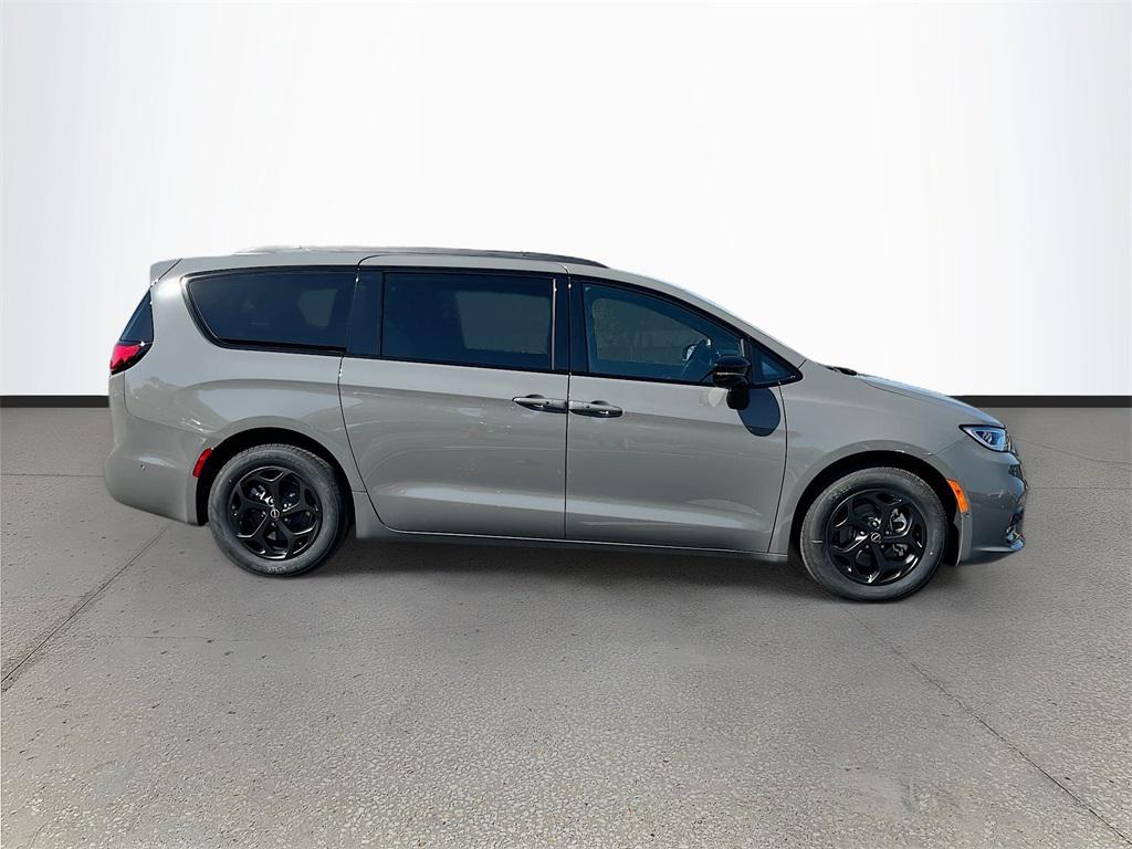 new 2025 Chrysler Pacifica Hybrid car, priced at $44,040