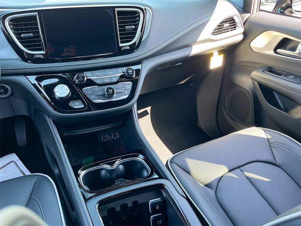 new 2025 Chrysler Pacifica Hybrid car, priced at $44,040
