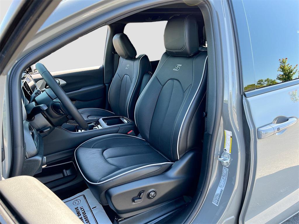 new 2025 Chrysler Pacifica Hybrid car, priced at $44,040