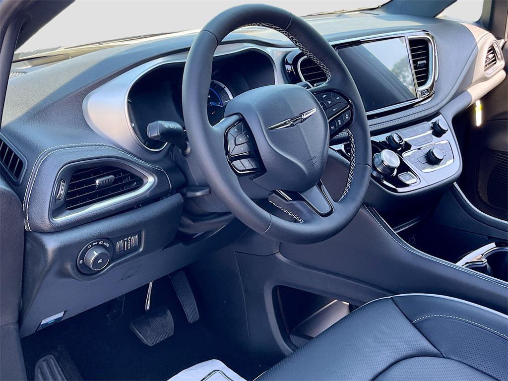 new 2025 Chrysler Pacifica Hybrid car, priced at $44,040