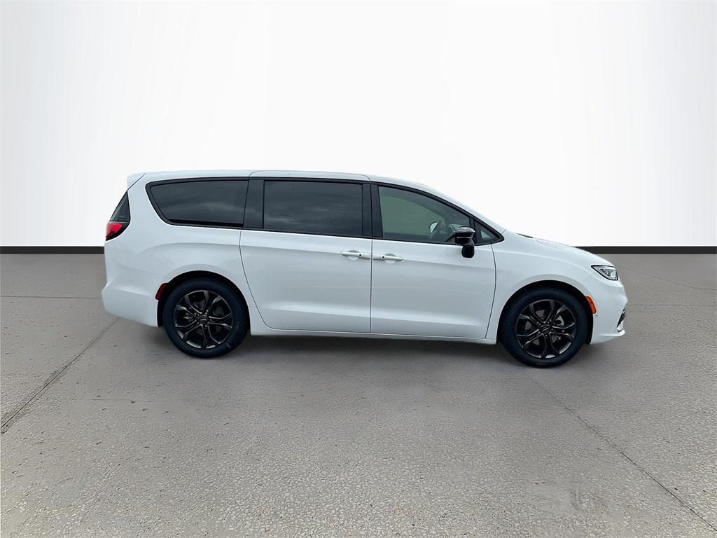 new 2026 Chrysler Pacifica car, priced at $41,962