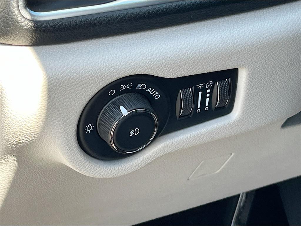 used 2023 Chrysler Pacifica car, priced at $24,984