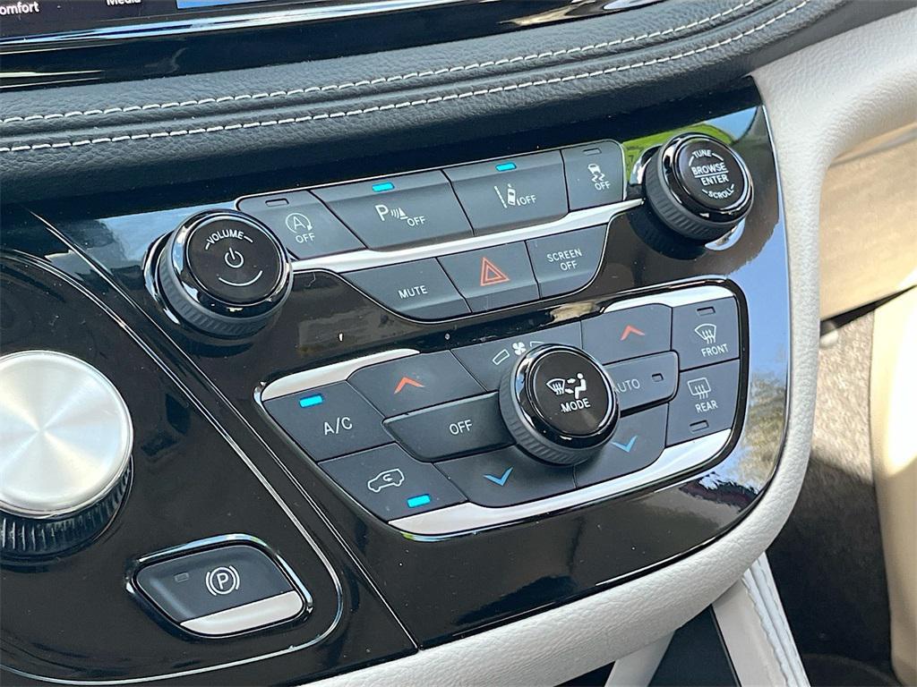 used 2023 Chrysler Pacifica car, priced at $24,984