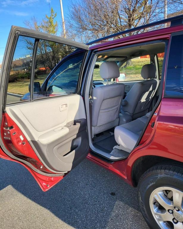 used 2006 Toyota Highlander car, priced at $6,980