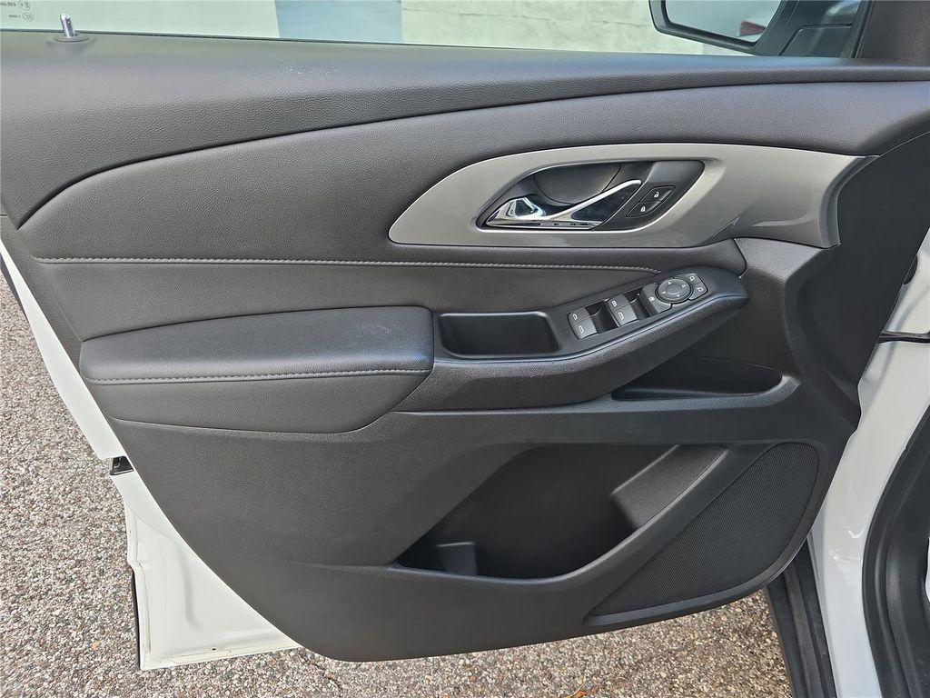 used 2023 Chevrolet Traverse car, priced at $25,998