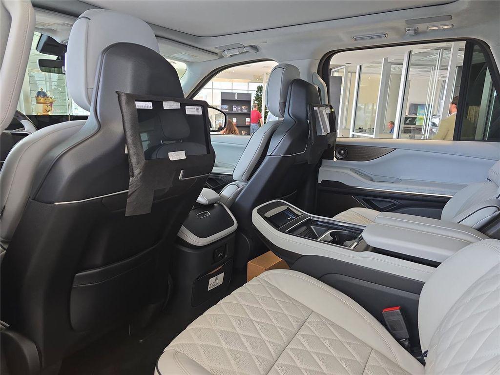 new 2025 Lincoln Navigator car, priced at $135,550