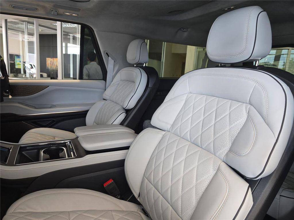 new 2025 Lincoln Navigator car, priced at $135,550