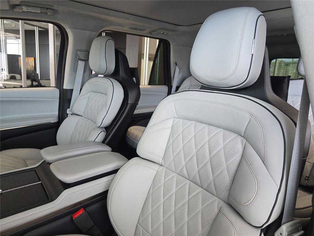 new 2025 Lincoln Navigator car, priced at $135,550