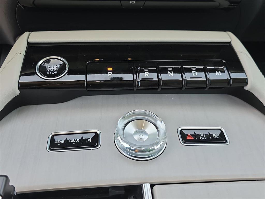 new 2025 Lincoln Navigator car, priced at $106,855