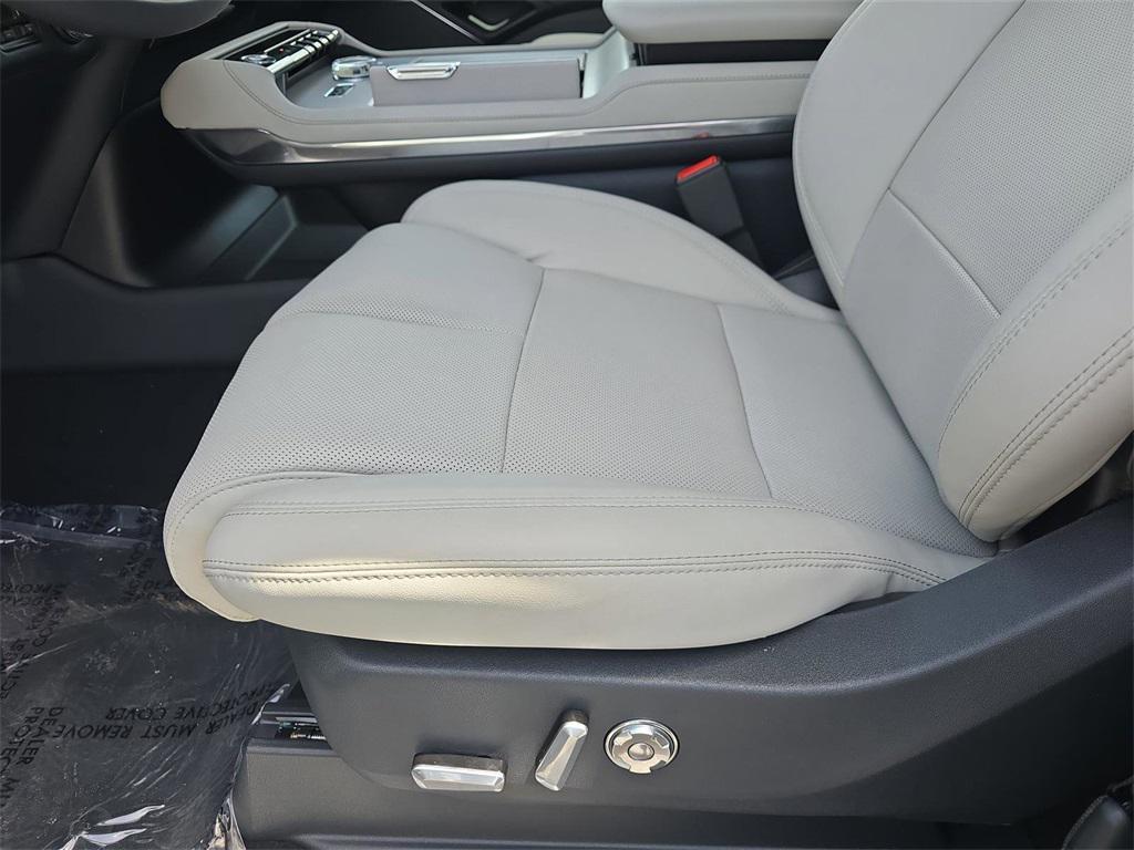 new 2025 Lincoln Navigator car, priced at $106,855