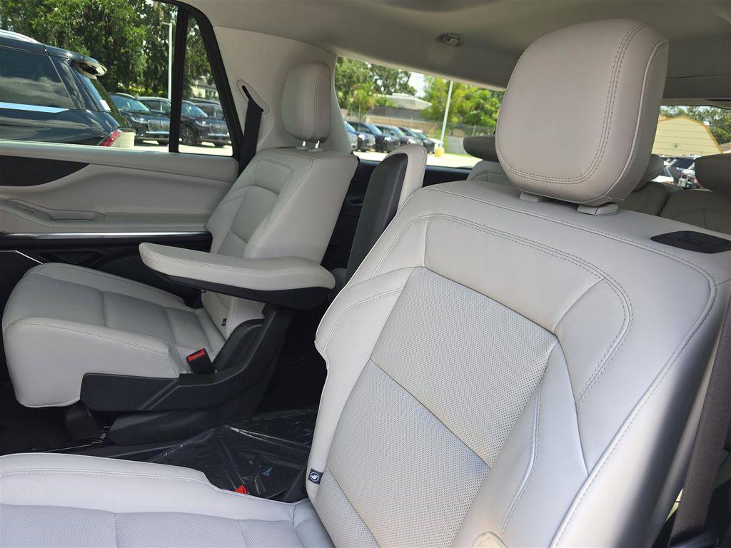 new 2025 Lincoln Navigator car, priced at $99,973