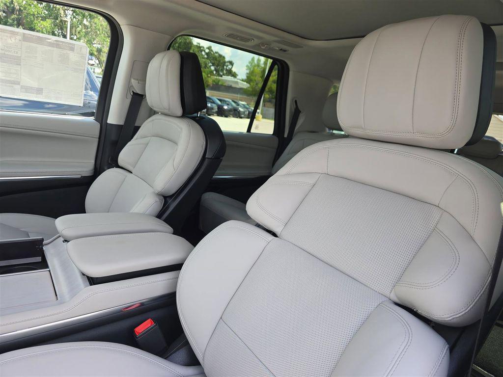new 2025 Lincoln Navigator car, priced at $99,973
