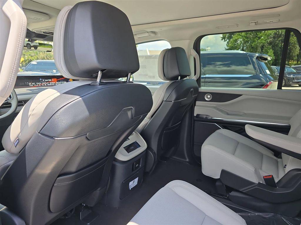 new 2025 Lincoln Navigator car, priced at $99,973