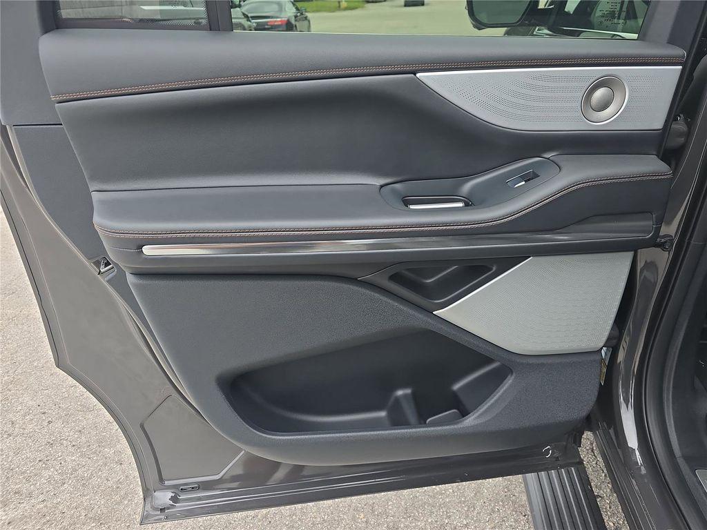 new 2025 Lincoln Navigator car, priced at $123,190