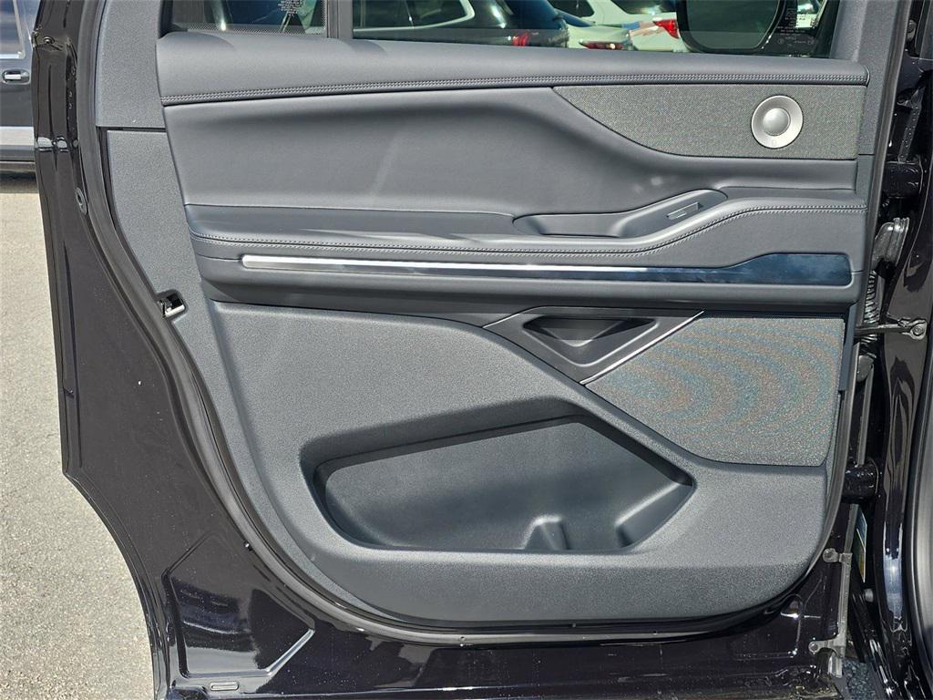 new 2025 Lincoln Navigator car, priced at $107,550